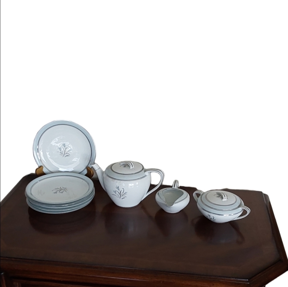 Noritake Bluebell 5558 Japan 9 PC Tea Set includes a teapot,cake plate, creamer.